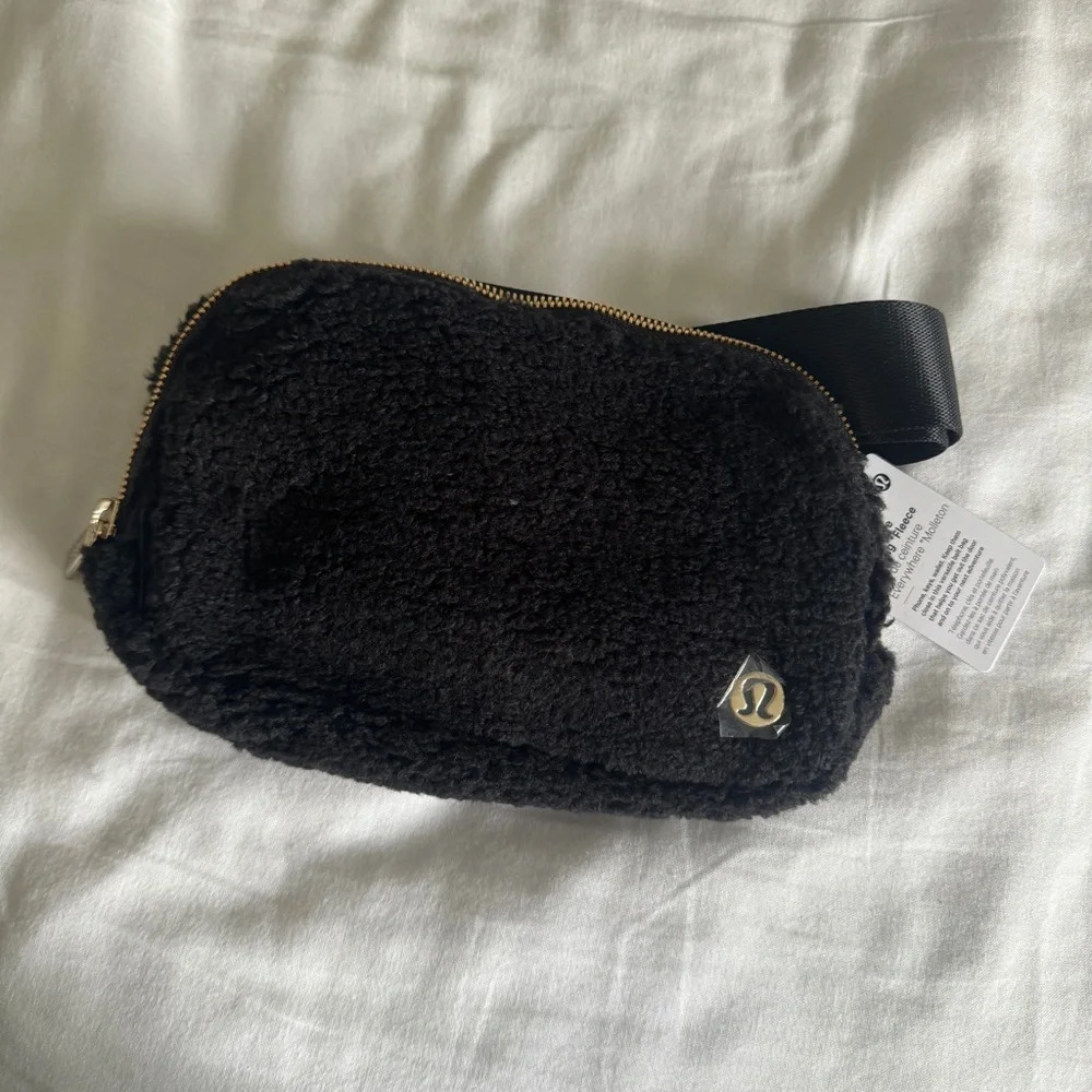 🆕🖤 Lululemon Everywhere Belt Bag Fleece Black Gold